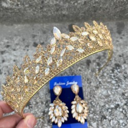 Amara Gold Taç ve Geniş Mekik Küpe Takımı – Işıltılı Abiye Gelin Seti-AMARA-13 Amara Gold Taç ve Geniş Mekik Küpe Takımı – Işıltılı Abiye Gelin Seti-AMARA-13