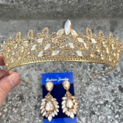 Amara Gold Taç ve Geniş Mekik Küpe Takımı – Işıltılı Abiye Gelin Seti-AMARA-13 Amara Gold Taç ve Geniş Mekik Küpe Takımı – Işıltılı Abiye Gelin Seti-AMARA-13