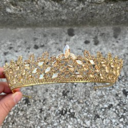 Amara Özel Tasarım Taç – Gold Taşlı Kına, Nişan, Düğün İçin Saç Aksesuarı-AMARA-2 Amara Özel Tasarım Taç – Gold Taşlı Kına, Nişan, Düğün İçin Saç Aksesuarı-AMARA-2