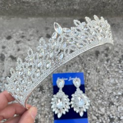 Amara Gümüş Taç ve Geniş Mekik Küpe Takımı – Işıltılı Abiye Gelin Seti-AMARA-32 Amara Gümüş Taç ve Geniş Mekik Küpe Takımı – Işıltılı Abiye Gelin Seti-AMARA-32