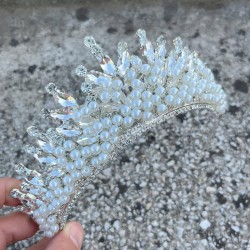 Daisy Taşlı Gelin Tacı – Krem İncili Kına Düğün Taç Modeli, Parlak Saç Aksesuarı-DAISY-2 Daisy Taşlı Gelin Tacı – Krem İncili Kına Düğün Taç Modeli, Parlak Saç Aksesuarı-DAISY-2