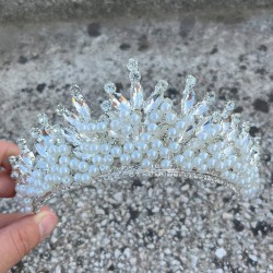 Daisy Taşlı Gelin Tacı – Krem İncili Kına Düğün Taç Modeli, Parlak Saç Aksesuarı-DAISY-2 Daisy Taşlı Gelin Tacı – Krem İncili Kına Düğün Taç Modeli, Parlak Saç Aksesuarı-DAISY-2