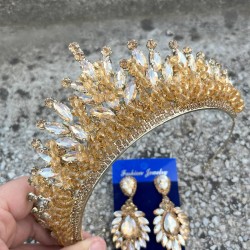 Daisy Altın Sarısı Taç ve Geniş Mekik Küpe Takımı – Işıltılı Abiye Gelin Seti-DAISY-21 Daisy Altın Sarısı Taç ve Geniş Mekik Küpe Takımı – Işıltılı Abiye Gelin Seti-DAISY-21