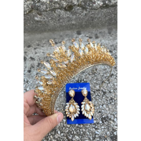 Daisy Altın Sarısı Taç ve Geniş Mekik Küpe Takımı – Işıltılı Abiye Gelin Seti-DAISY-21 Daisy Altın Sarısı Taç ve Geniş Mekik Küpe Takımı – Işıltılı Abiye Gelin Seti-DAISY-21