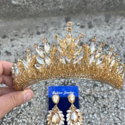 Daisy Altın Sarısı Taç ve Geniş Mekik Küpe Takımı – Işıltılı Abiye Gelin Seti-DAISY-21 Daisy Altın Sarısı Taç ve Geniş Mekik Küpe Takımı – Işıltılı Abiye Gelin Seti-DAISY-21