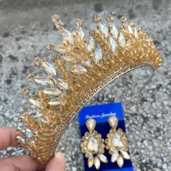 Daisy Altın Sarısı Taç ve Üç Mekik Küpe Takımı – Işıltılı Abiye Gelin Seti-DAISY-22 Daisy Altın Sarısı Taç ve Üç Mekik Küpe Takımı – Işıltılı Abiye Gelin Seti-DAISY-22