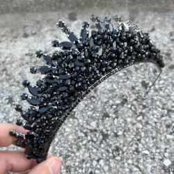 Daisy Taşlı Gelin Tacı – Siyah Kına Düğün Taç Modeli, Parlak Saç Aksesuarı-DAISY-3 Daisy Taşlı Gelin Tacı – Siyah Kına Düğün Taç Modeli, Parlak Saç Aksesuarı-DAISY-3