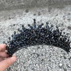 Daisy Taşlı Gelin Tacı – Siyah Kına Düğün Taç Modeli, Parlak Saç Aksesuarı-DAISY-3 Daisy Taşlı Gelin Tacı – Siyah Kına Düğün Taç Modeli, Parlak Saç Aksesuarı-DAISY-3