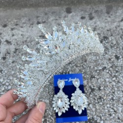 Daisy Gümüş Taç ve Geniş Mekik Küpe Takımı – Işıltılı Abiye Gelin Seti-DAISY-36 Daisy Gümüş Taç ve Geniş Mekik Küpe Takımı – Işıltılı Abiye Gelin Seti-DAISY-36