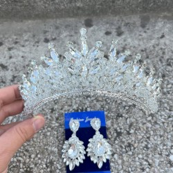 Daisy Gümüş Taç ve Geniş Mekik Küpe Takımı – Işıltılı Abiye Gelin Seti-DAISY-36 Daisy Gümüş Taç ve Geniş Mekik Küpe Takımı – Işıltılı Abiye Gelin Seti-DAISY-36