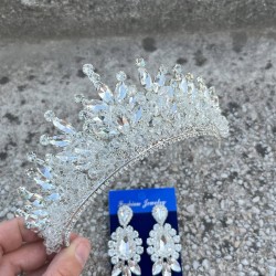 Daisy Gümüş Taç ve Üç Mekik Küpe Takımı – Işıltılı Abiye Gelin Seti-DAISY-38 Daisy Gümüş Taç ve Üç Mekik Küpe Takımı – Işıltılı Abiye Gelin Seti-DAISY-38