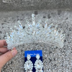 Daisy Gümüş Taç ve Üç Mekik Küpe Takımı – Işıltılı Abiye Gelin Seti-DAISY-38 Daisy Gümüş Taç ve Üç Mekik Küpe Takımı – Işıltılı Abiye Gelin Seti-DAISY-38