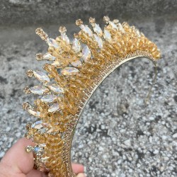 Daisy Taşlı Gelin Tacı – Gold Kına Düğün Taç Modeli, Parlak Saç Aksesuarı-DAISY-5 Daisy Taşlı Gelin Tacı – Gold Kına Düğün Taç Modeli, Parlak Saç Aksesuarı-DAISY-5