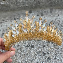Daisy Taşlı Gelin Tacı – Gold Kına Düğün Taç Modeli, Parlak Saç Aksesuarı-DAISY-5 Daisy Taşlı Gelin Tacı – Gold Kına Düğün Taç Modeli, Parlak Saç Aksesuarı-DAISY-5