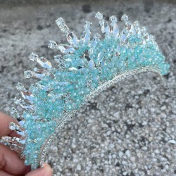 Daisy Taşlı Gelin Tacı – Su Yeşili Kına Düğün Taç Modeli, Parlak Saç Aksesuarı-DAISY-6 Daisy Taşlı Gelin Tacı – Su Yeşili Kına Düğün Taç Modeli, Parlak Saç Aksesuarı-DAISY-6