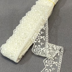 Kırık Beyaz Çiçek Desenli Kenar Güpür Dantel Fisto 1 Top 9 Metre-DAN-520