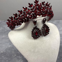 Bordo Ashley Boncuklu Kına Gelin Tacı Ve Damla Taşlı Küpe Seti-GELINTACI-723 Bordo Ashley Boncuklu Kına Gelin Tacı Ve Damla Taşlı Küpe Seti-GELINTACI-723
