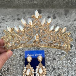 Grace Gold Gelin Tacı ve Geniş Mekik Küpe Seti – Taşlı Düğün Abiye Aksesuar-GRACE-22 Grace Gold Gelin Tacı ve Geniş Mekik Küpe Seti – Taşlı Düğün Abiye Aksesuar-GRACE-22