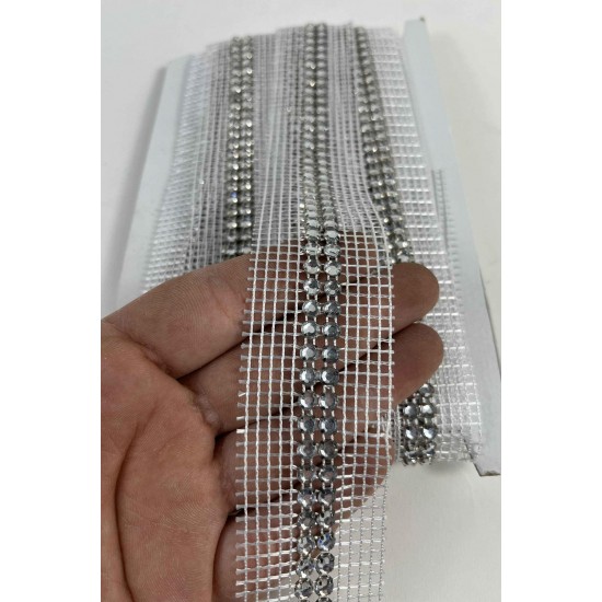 Beyaz Zemin G&uuml;m&uuml;ş Taşlı File Şerit &ndash; Kristal Taşlı Dekoratif Kenar S&uuml;s&uuml; (1 Metre)-KBLY-1018