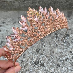 Madeline Bakır Abiye Tacı – Taşlı Düğün Kına Nişan Tacı, Gelin Aksesuar Modeli-MADELINE-1 Madeline Bakır Abiye Tacı – Taşlı Düğün Kına Nişan Tacı, Gelin Aksesuar Modeli-MADELINE-1