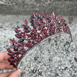 Madeline Bordo Abiye Tacı – Taşlı Düğün Kına Nişan Tacı, Gelin Aksesuar Modeli-MADELINE-7 Madeline Bordo Abiye Tacı – Taşlı Düğün Kına Nişan Tacı, Gelin Aksesuar Modeli-MADELINE-7