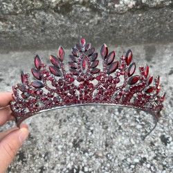 Madeline Bordo Abiye Tacı – Taşlı Düğün Kına Nişan Tacı, Gelin Aksesuar Modeli-MADELINE-7 Madeline Bordo Abiye Tacı – Taşlı Düğün Kına Nişan Tacı, Gelin Aksesuar Modeli-MADELINE-7