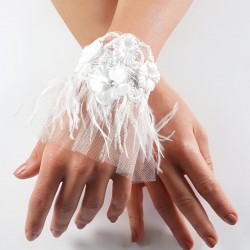 Beyaz Tüylü Çiçekli Bileklik Gelin Aksesuarı-NKH-1072