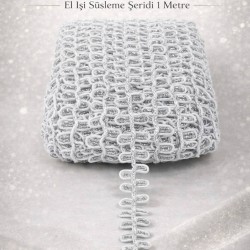 Beyaz G&uuml;m&uuml;ş Raviona Dekoratif Kenar S&uuml;s&uuml; Şerit &ndash; El İşi S&uuml;sleme Şeridi 1 Metre-RAVIONA-101