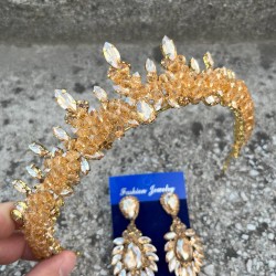 Thalia Taç Geniş Mekik Küpe Seti Gold – Gelin Kına Düğün İçin Taşlı Işıltılı Abiye Aksesuar-THALIA-23 Thalia Taç Geniş Mekik Küpe Seti Gold – Gelin Kına Düğün İçin Taşlı Işıltılı Abiye Aksesuar-THALIA-23