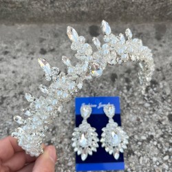 Thalia Taç Geniş Mekik Küpe Seti Gümüş – Gelin Kına Düğün İçin Taşlı Işıltılı Abiye Aksesuar-THALIA-40 Thalia Taç Geniş Mekik Küpe Seti Gümüş – Gelin Kına Düğün İçin Taşlı Işıltılı Abiye Aksesuar-THALIA-40