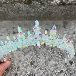 Thalia Model Janjanlı Taç – Gelin Kına Düğün Abiye İçin Taşlı Gösterişli Saç Tacı-THALIA-5 Thalia Model Janjanlı Taç – Gelin Kına Düğün Abiye İçin Taşlı Gösterişli Saç Tacı-THALIA-5