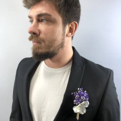 Mor Cipsolu Beyaz Çiçekli Damat Yaka Çiçeği-YKC-1061