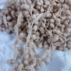 Koyu Pudra Süsleme Sıralı Ponpon Şerit -YPPS-1000 Koyu Pudra Süsleme Sıralı Ponpon Şerit -YPPS-1000